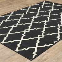 2’x8’ Black and Ivory Trellis Indoor Outdoor Runner Rug