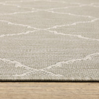 5’x7’ Gray and Ivory Trellis Indoor Outdoor Area Rug