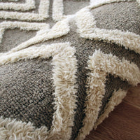 7’ x 9’ Gray and White Diamond Area Rug